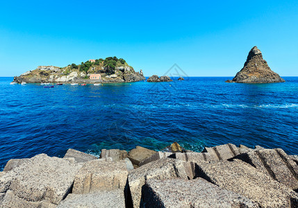 独眼巨人海岸拉谢亚岛和AciTrezza镇独眼巨人群岛意大利西里卡塔尼亚以北10公里称为IsolesDeiCiclopiFara图片