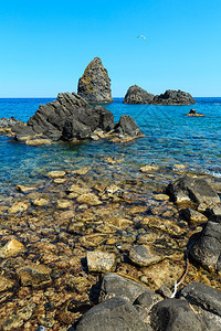 AciTrezza镇意大利西里卡塔尼亚以北10公里上的独眼巨人海岸和群岛称为IsolesDeiCiclopiFaraglioni图片