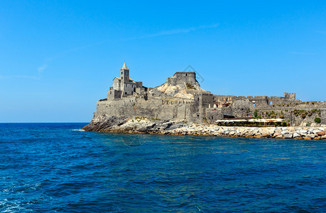 中世纪渔民Portovenere镇教科文组织遗产所在地从海上意大利古里亚CinqueTerre附近CastelloDoria堡和图片
