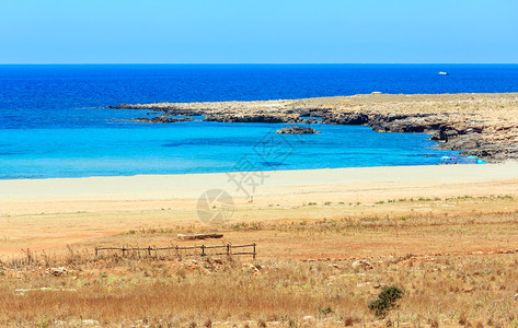 蔚蓝的提尔黑海风景如画的海湾和圣玛格丽塔海滩景观马卡里圣维托罗卡波地区西西里岛意大利无法辨认的人图片