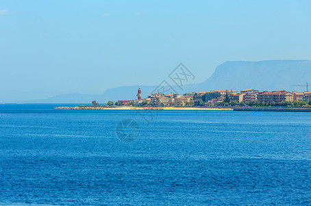 从渡轮一侧到意大利西里岛的墨拿海峡和岸线图片