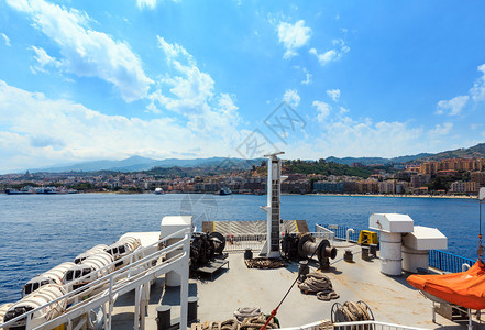 从渡轮一侧到意大利西里岛的墨拿海峡和岸线图片