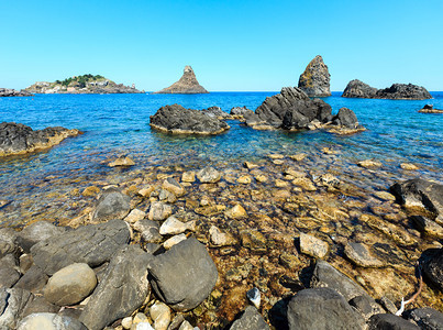 AciTrezza镇意大利西里卡塔尼亚以北10公里上的独眼巨人海岸和群岛称为IsolesDeiCiclopiFaraglioni图片