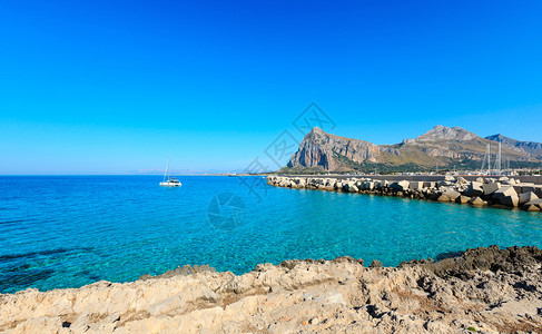 SanVitoloCapo海滩有清凉的水MonteModon摩纳哥远在意大利西里北部图片