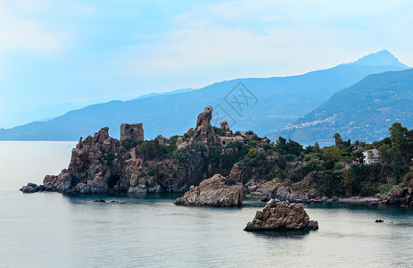 意大利西里巴勒莫地区的古老堡垒环绕着沿海景色环绕着古老的被毁坏堡垒图片