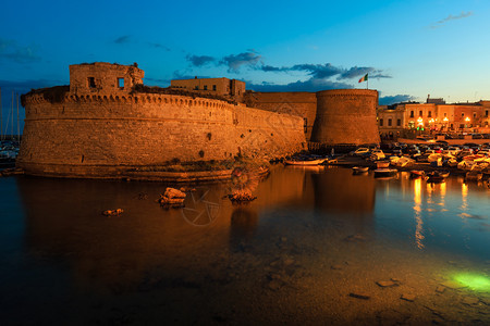 意大利南部普利亚莱切省加利波利的黄昏从AngevineAragonise中世纪城堡堡垒的墙壁上看图片
