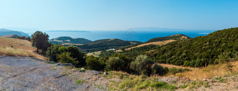美丽的夏季全景海从Athos半岛看Sithonia在背景薄雾中Halkidiki希腊Athos半岛海岸Halkidiki希腊图片