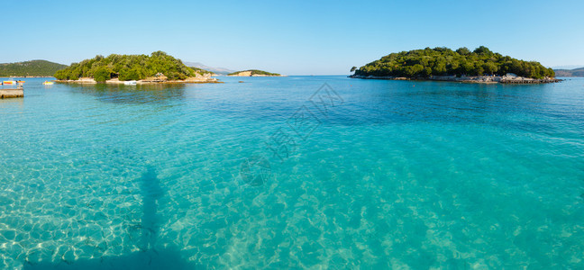 美丽的爱奥尼亚海IonianSea有清晰的绿水和晨夏日海岸风景来自滩阿尔巴尼亚克萨米尔水是摄影师的子阿尔巴尼亚克萨米尔海滩的景象图片