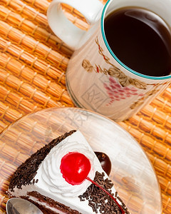 黑森林蛋糕展示咖啡时间和甜点图片