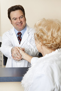 友善的医生欢迎一位握手的新病人图片