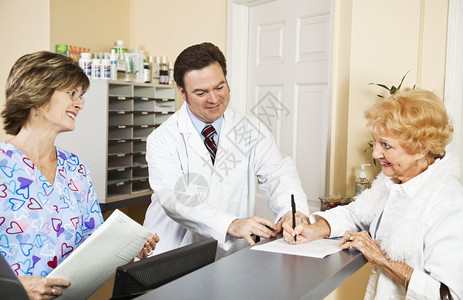 医生和护士在新病人的签名上给新病人喂奶专心看医生图片