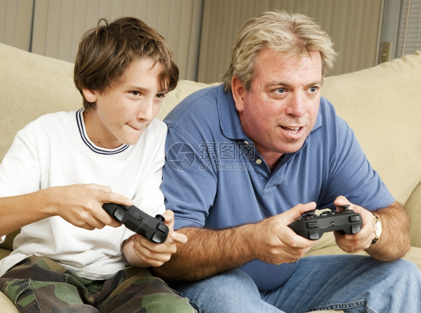 叔和侄子或父一起玩电游戏图片