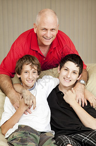 一个慈爱的父亲和他两个儿子肖像图片