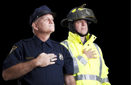 警官和消防员手放在他们的心上就象他们所说的慈悲誓言图片