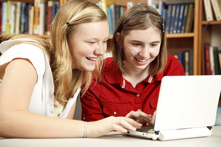 两个少女在学校图书馆使用网电脑图片