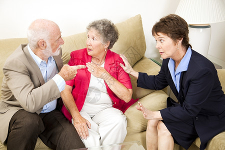 在婚姻咨询中的老年夫妇在他们的治疗师面前争论图片