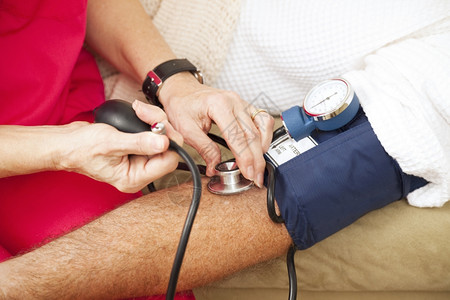 护士使用血压计检查病人的血压图片