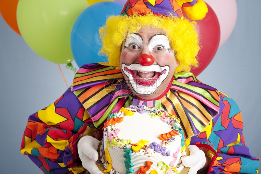 生日快乐小丑拿着一个空白蛋糕准备好你的短信图片
