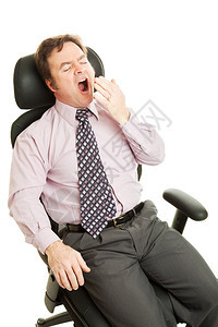 商人在舒适的类工程办公椅上打哈欠孤立在白色上图片
