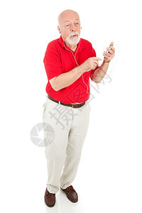 整个身体的孤立视线一个老人享受着音乐在他的mp3播放器上图片