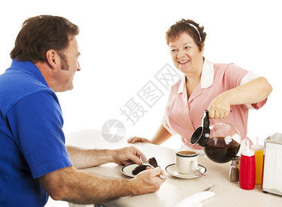 友善的女服务员向顾客提供巧克力蛋糕和咖啡白色背景图片