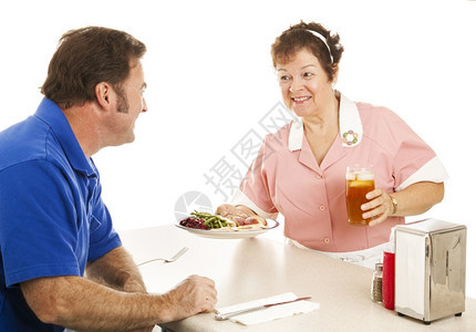餐厅的服务员向她顾客提供火鸡晚餐白种背景图片