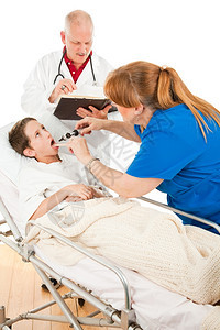 小男孩在一家儿科医院接受生和护士的治疗图片