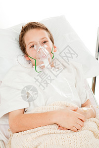 医院里生病的小男孩带着氧气罩呼吸图片