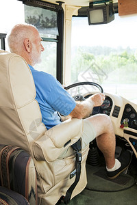 退休老人度假时开车回家图片