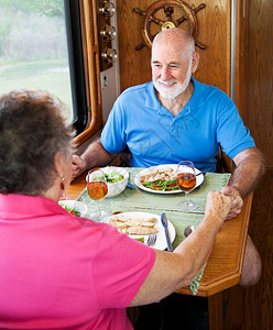 老年夫妇喜欢在自己的汽车屋里讨论健康饮食问题图片