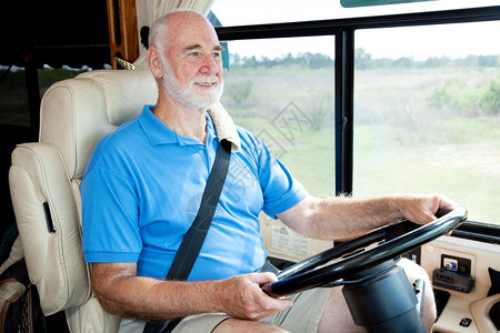 公交车安全带高级男子度假驾驶他的汽车回家背景