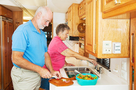 年长夫妇在他们的汽车家厨房做饭图片