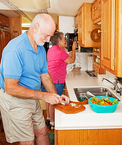 老年夫妇在房车厨做健康晚餐图片