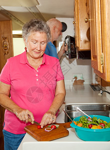 退休的老年夫妇一起在他们的车房厨做饭图片