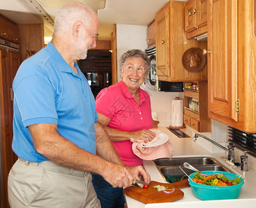 退休的老年夫妇在房车露营的厨里图片