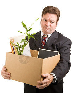 最近被解雇的商人拿着一个装满他物品的纸板盒被孤立在白色上图片