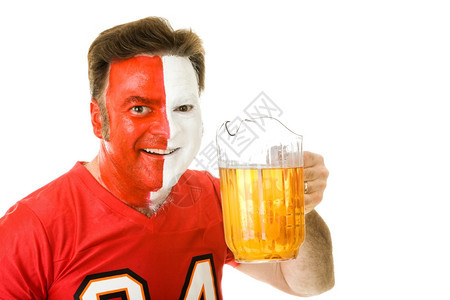 满脸涂漆拿着一壶啤酒被白纸孤立的球迷图片