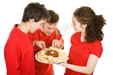 服务于足球派对开胃菜的女服务员白着被孤立图片