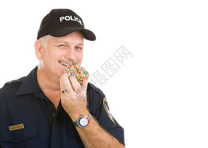 中年警察吃着洒满甜圈的水白孤立有复制空间图片