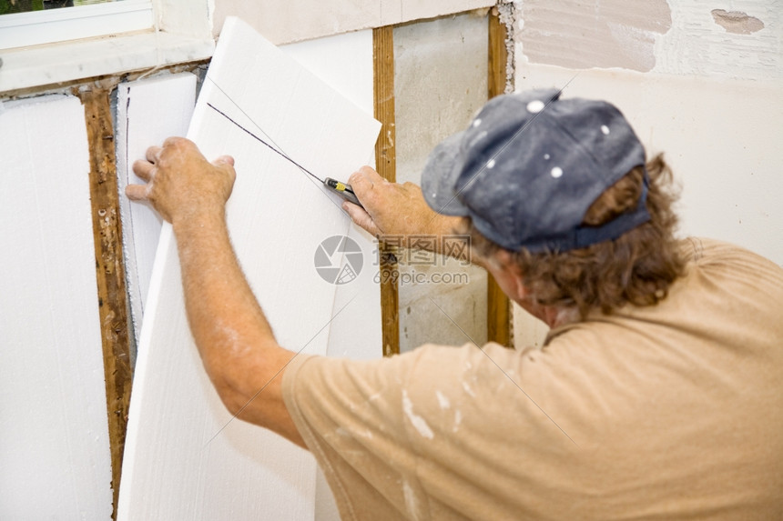 承包商在内部墙安装泡沫隔热材料按照行业守则和安全条例对内容进行真实和准确的描述图片