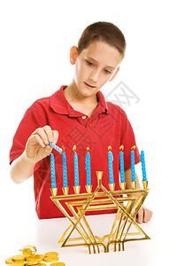 年轻男孩点燃了Hanukkah的经期白色孤立无援图片