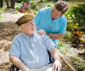 残疾老年男子与护士一起在花园里图片
