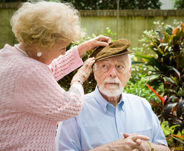 爱妻照顾老年丈夫患有阿尔茨海默病图片