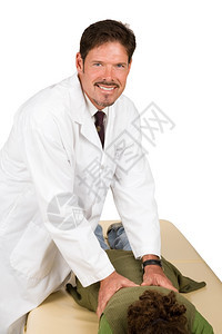 英俊的脊椎按摩师在调整病人时微笑孤立在白色上图片