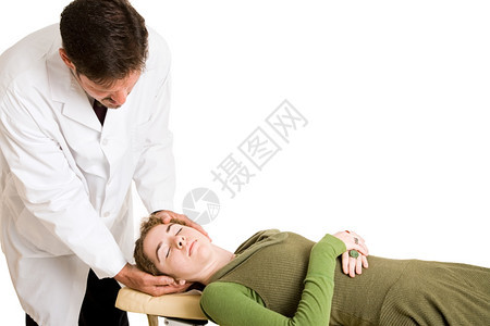 脊柱医生调整病人的颈部单处有文字空间图片