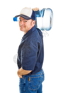 英俊友好的送水员肩上背着5加仑的罐子孤立在白色上背景图片