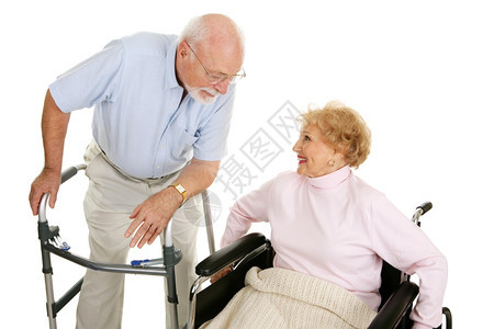 高级徒步男和一位坐在轮椅上的高级女士调情孤立的白人图片