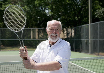 网球场上一个英俊的高级男子准备参加一场比赛高清图片