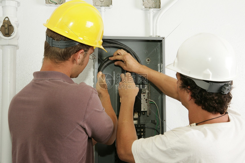 电工合作安装断层板模型是实际的电工所有作都按照行业标准守则和安全惯例进行图片