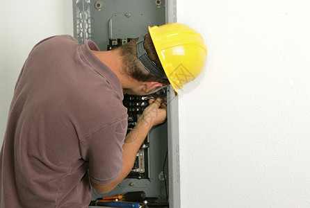 在电板上工作的将线与断器连接起来模型是实际的电工所有完成的作都符合行业标准安全和代码条例图片